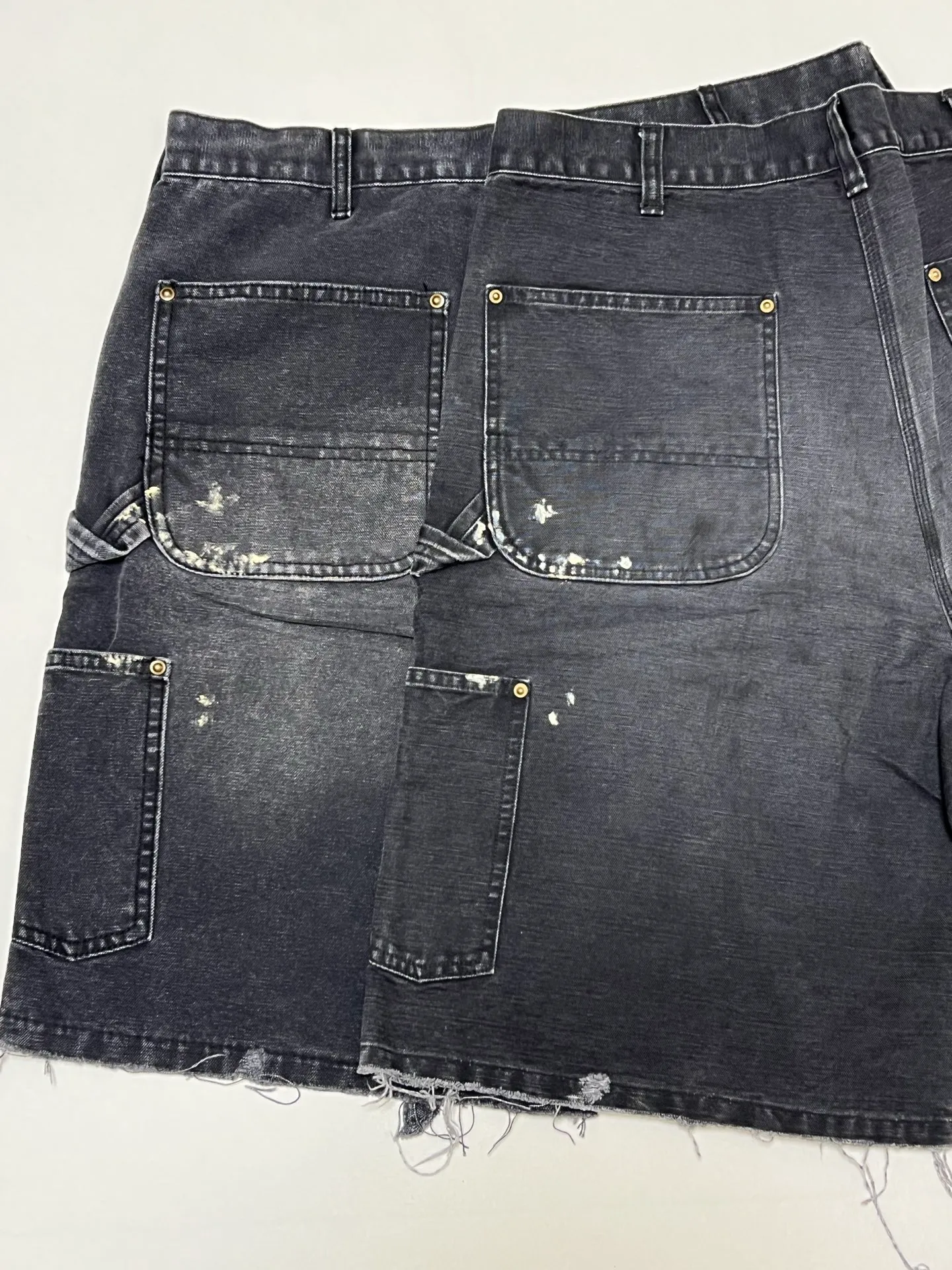 Original proofing SAINT Mxxxxxx DOUBLE KNEE SHORTS/BLK Knee patches splashed with ink, washed and damaged denim shorts. Washed black S-XL. Custom woven and dyed denim fabric with clear texture. Heavy washing and water fading to create local mottled fading/hole effects. Artificial distressing to simulate natural wearing marks. VINTAGE sense. Original consistent damage treatment. Hand splashed ink and paint. Original consistent wash mark/pocket mark. Double knee patches. Rivet reinforcement. Improve functionality while enhancing design
